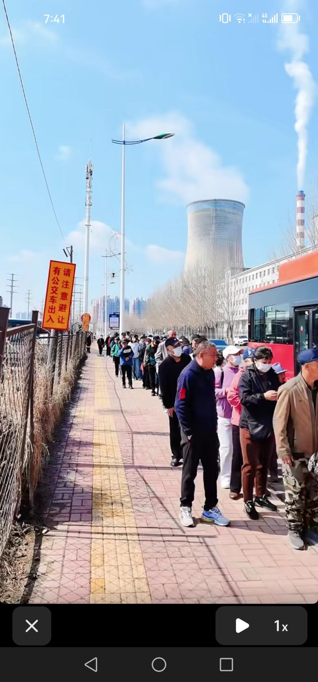 4月19号，吉林市东大旺山新开通的公交站点前，排起了几十米长的队伍。可别再说吉林