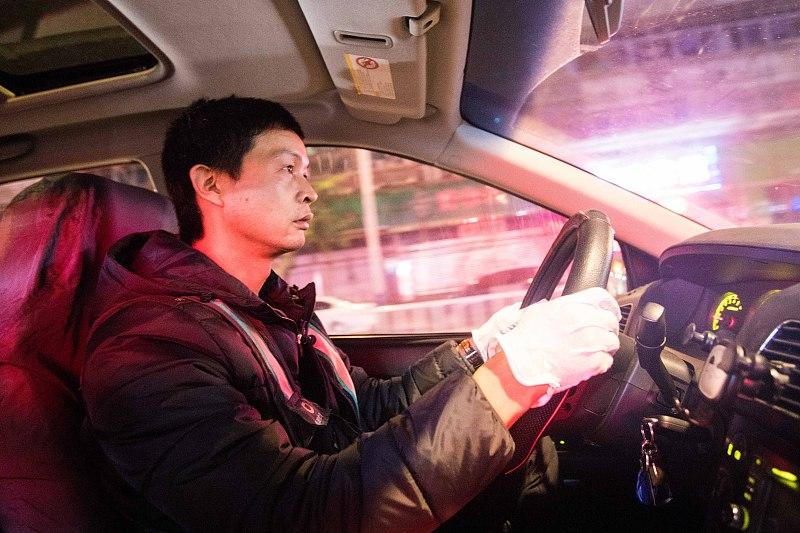 之前刷到武汉那个40岁网约车司机的故事，真的看得人心里堵得慌。
本来天天早出晚归