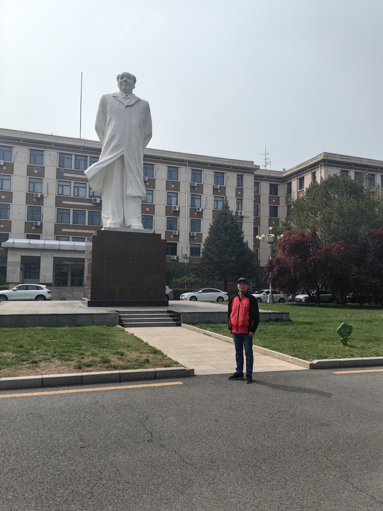 中国地质大学搞科普活动，刷身份证就能进校参观，于是得以在正对校园大门的毛主席塑像