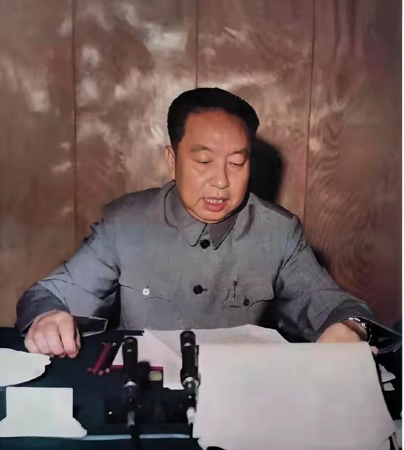 华国锋主席端坐主席台，神情沉稳庄重，目光笃定深邃，雍容气度间尽显坚毅担当。他心怀