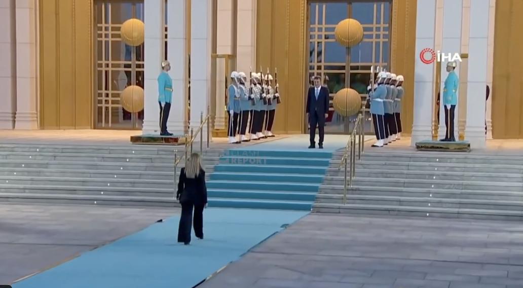 【令人惊艳的乔治娅·梅洛尼是最后一位加入安卡拉北约峰会晚宴的领导人 就是这样——
