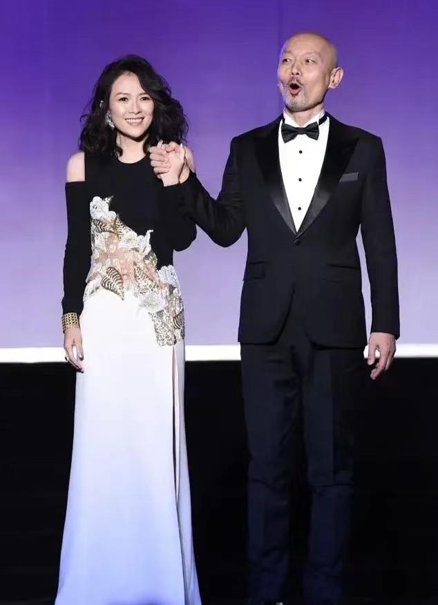 葛优对冯小刚说：“你给我找个替身，我不敢摸她！”冯小刚诧异：“这戏还需要替身？”