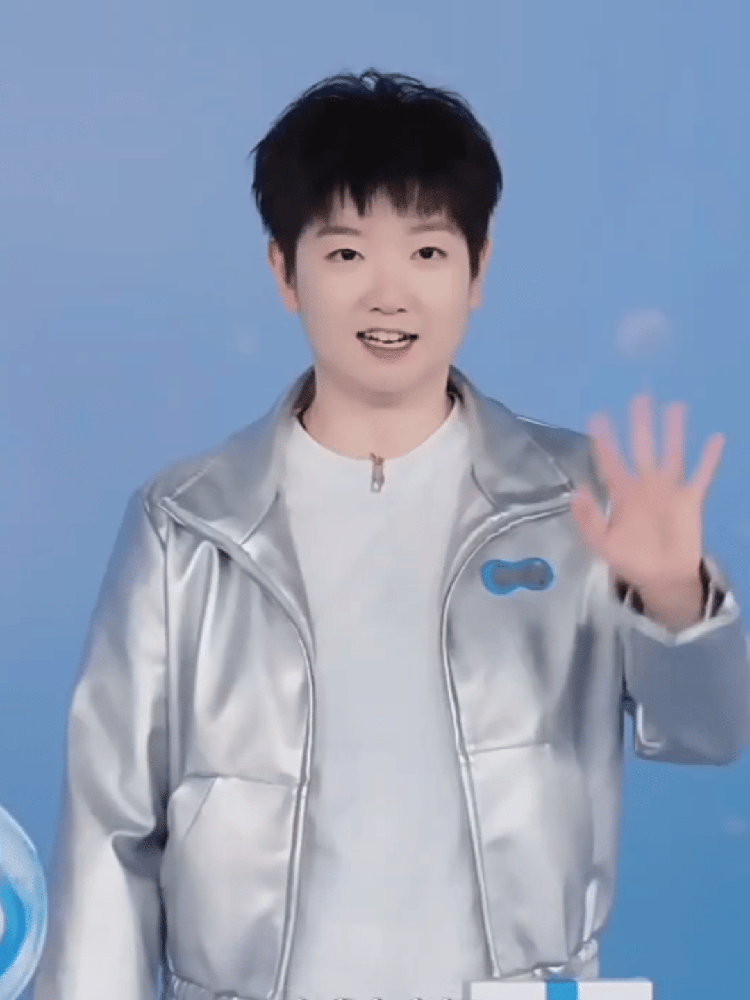 hello👋   孙颖莎给球迷比心