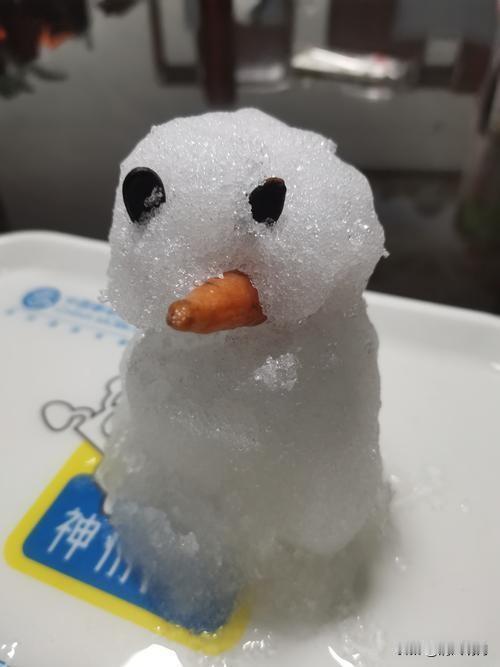 这位老师的夸奖充满了暖暖的爱意！

南方娃把雪人偷运回教室，老师夸奖：这是冬天最