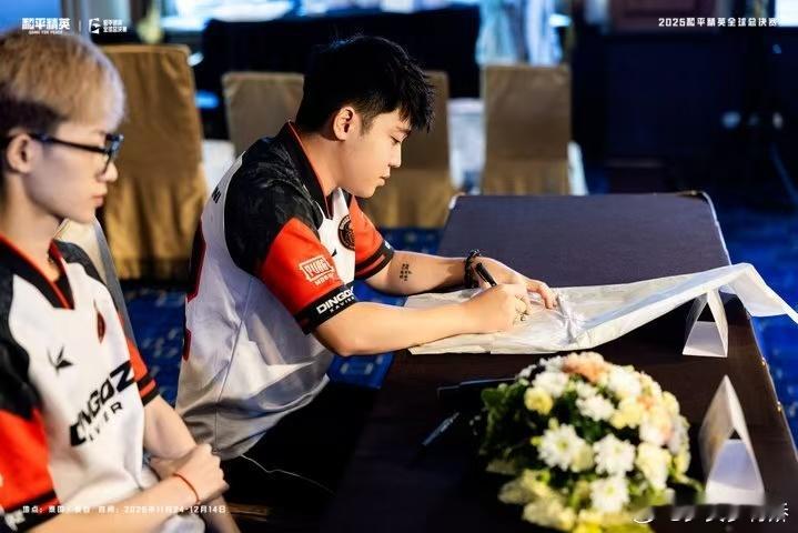 全球总决赛孔明灯祈愿 灯承初心，战赴巅峰。媒体日的孔明灯载满选手期许，和平精英全