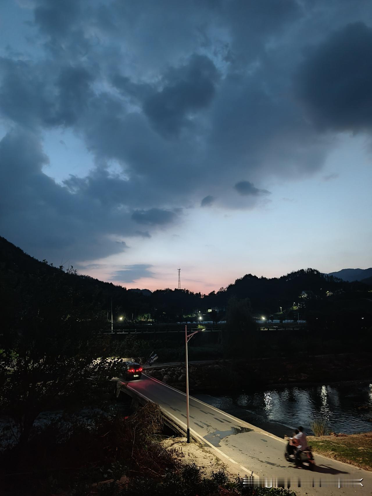 今晚住在大别山一个小山村，遥望天空，猛然间看见了久违的星星。
说实在话，好多年没