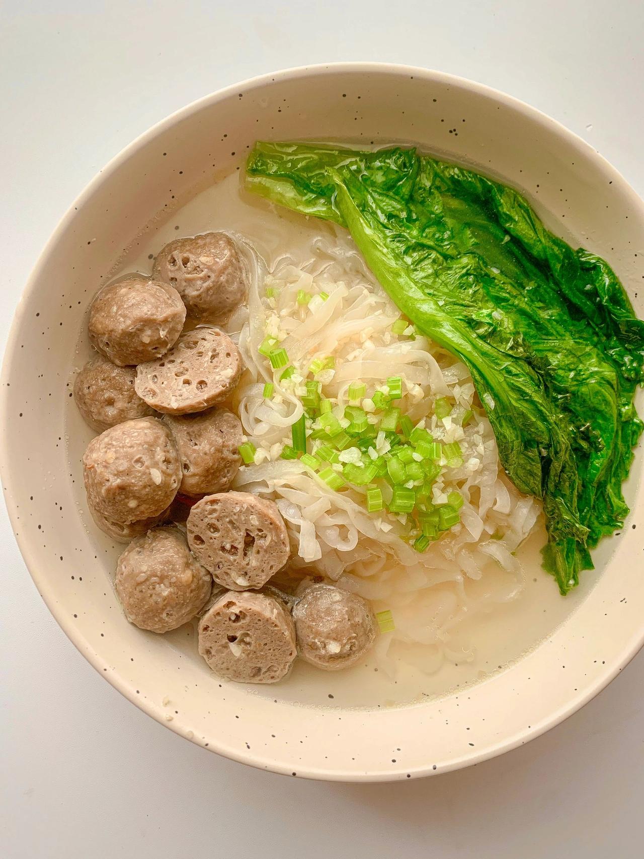 牛肉丸清汤魔芋面，低卡减脂，鲜到掉眉毛

夏天太热没胃口不愿吃的太油腻，那今天这