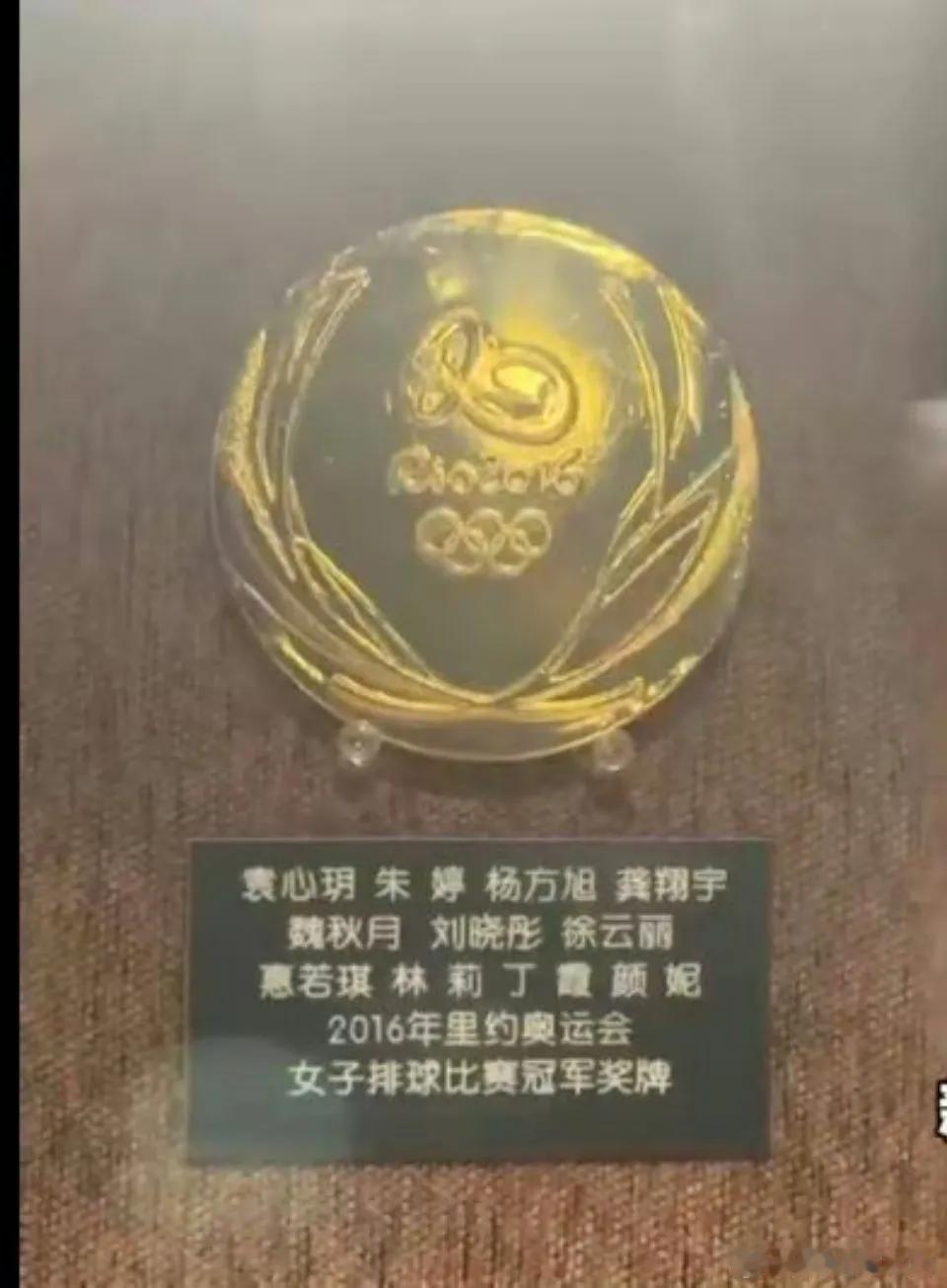 日前，正在集训备战2024世联赛的中国女排，由蔡斌带领，参观了体育总局的荣誉馆，
