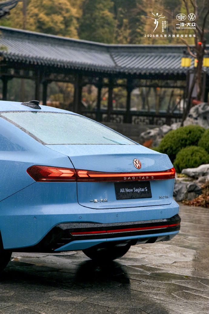 扬马赛道惊现戏精陪跑搭子 跑者的活力藏在每一次迈步的姿态里，速腾 S 的年轻气场