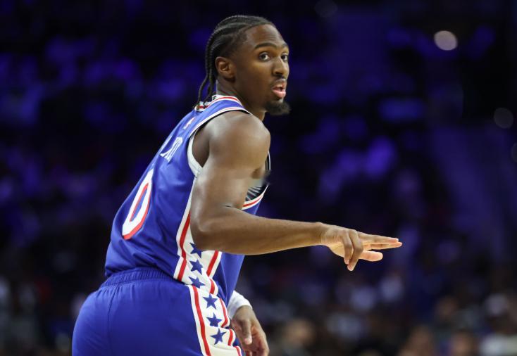 NBA常规赛，76人今日客场123-114战胜雄鹿。本场比赛，马克西迎来了生涯之