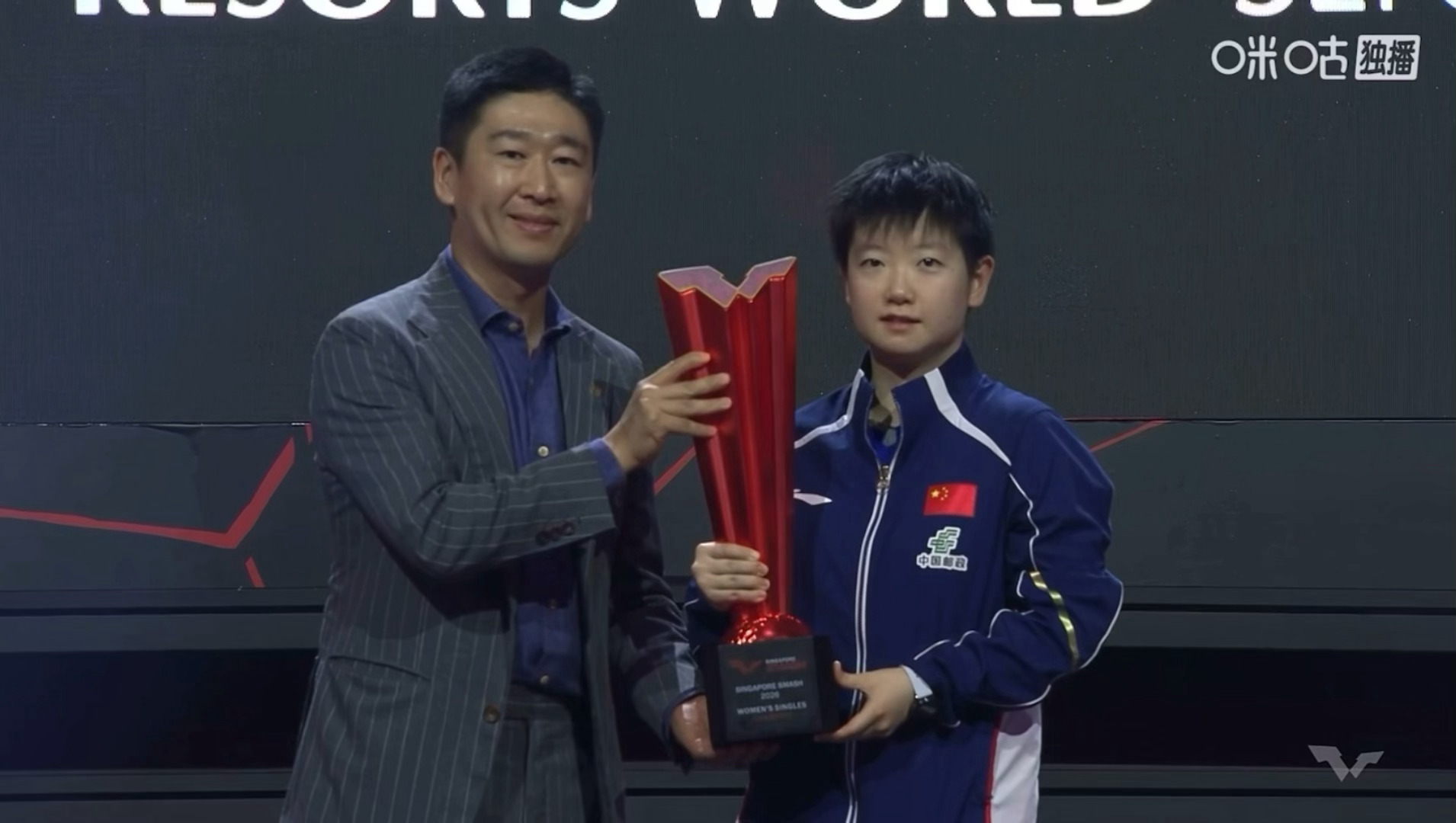 和朋友在感叹为什么新加坡会比其他大满贯美 朋友说因为奖杯是红色的 红色是最好看的