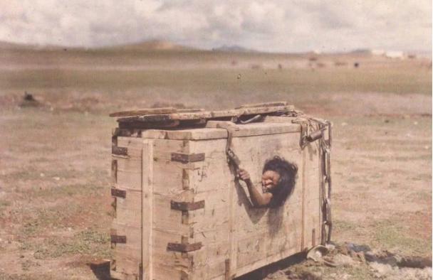 1913年，蒙古乌兰巴托，一名女子因犯通奸罪，被实施“箱刑”。

木箱的缝隙里露