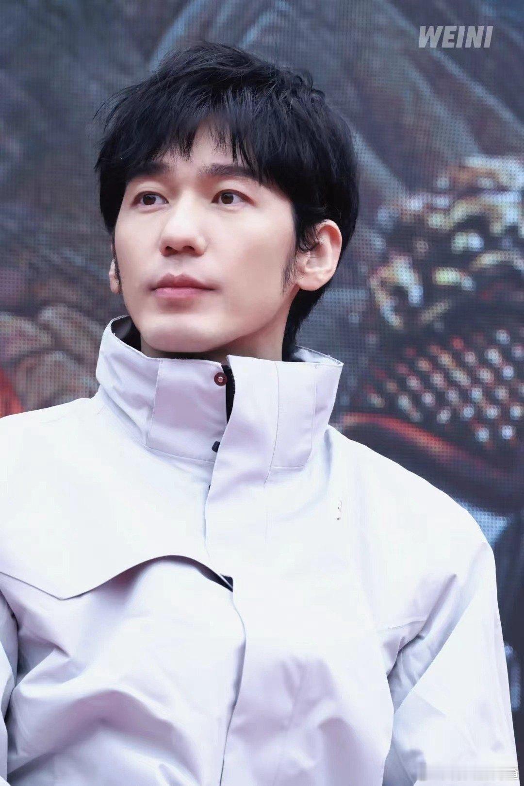 白宇 钱王祠新晋兵马俑 白宇状态绝了！《太平年》全球启航发布会白色冲锋衣超清爽，