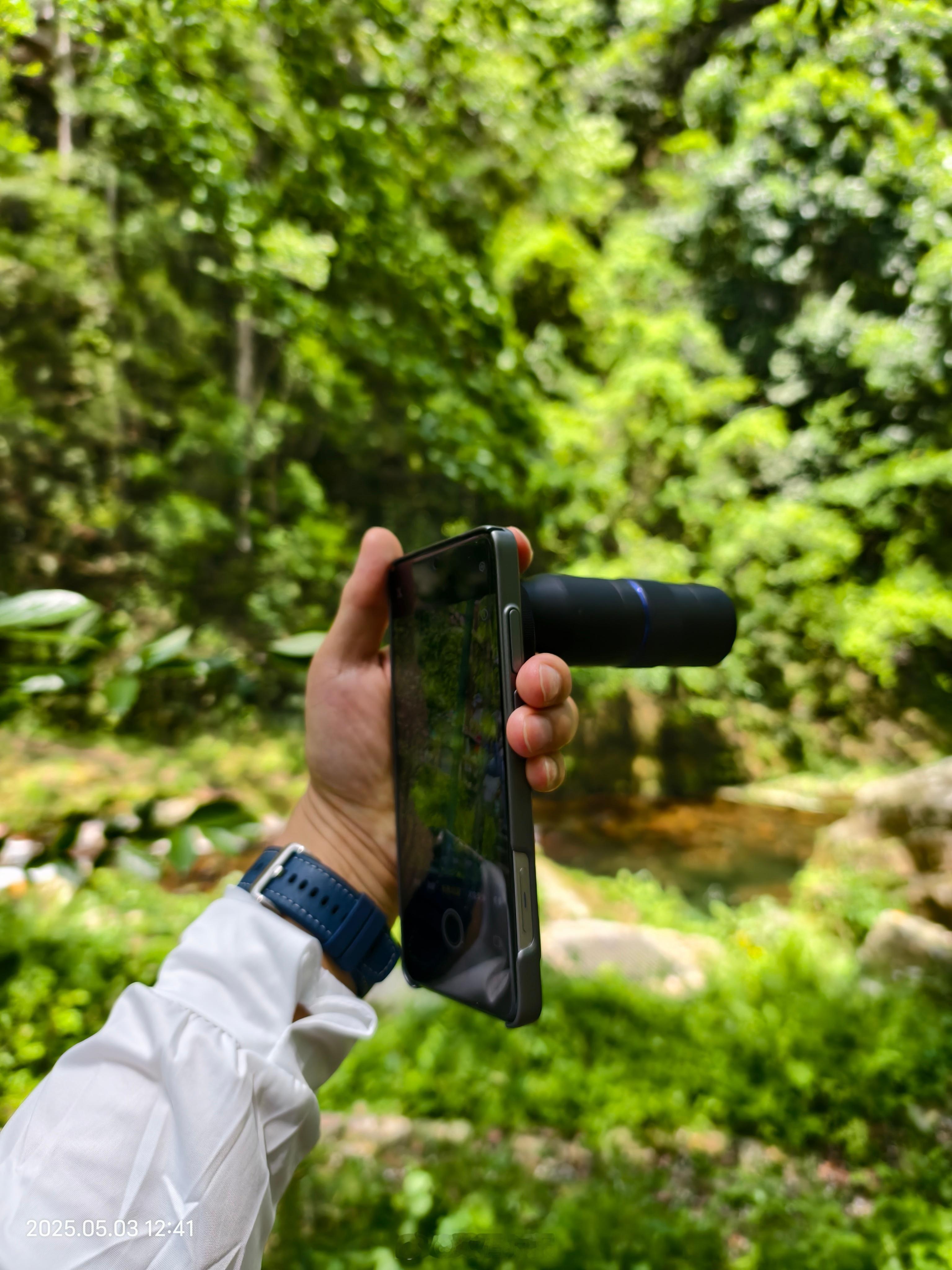 拿着vivo x200Ultra在张家界金鞭溪走，太受欢迎了。好几个老外都过来要