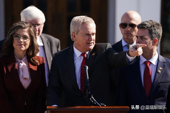 共和党众议员南希·梅斯声称希拉里昨天在闭门作证被问及其丈夫克林顿有关的爱泼斯坦文