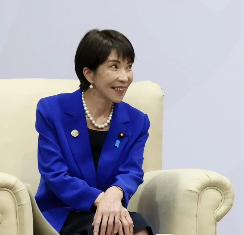 怪不得高市早苗还在硬撑，11月26日《华尔街日报》报道，特朗普在和高市的通话中，