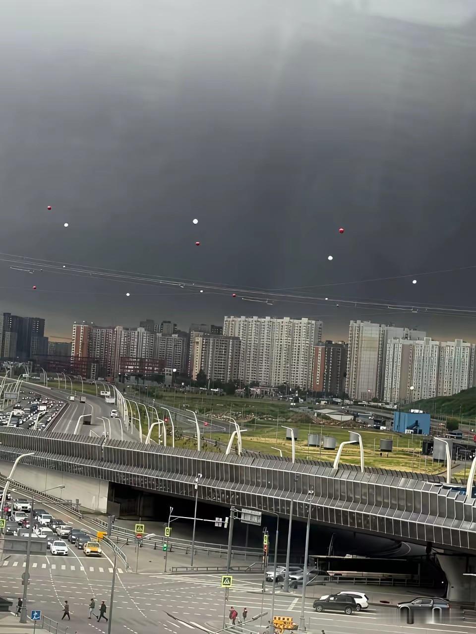 莫斯科上空浓烟密布，城南卡波特尼亚炼油厂突发爆炸起火，升腾的浓烟大范围扩散，笼罩
