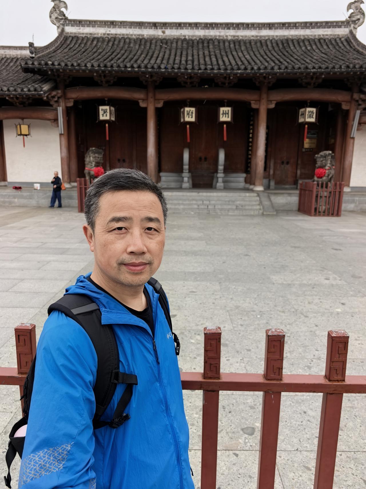 今天是我戒酒的第303天，我给自己定的目标是坚持满360天。等撑完这一整年，我感