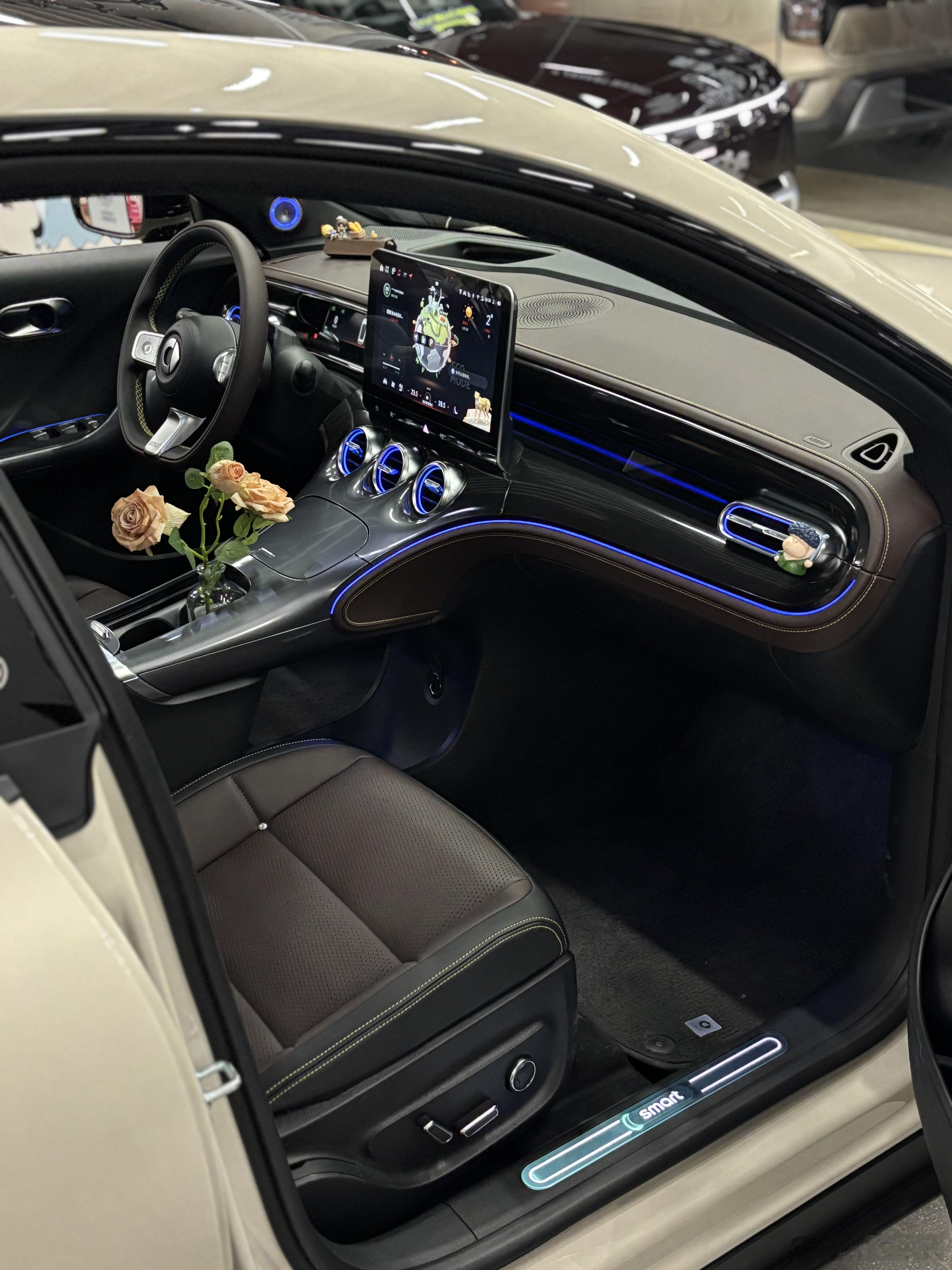 姐妹们，这台smart精灵3号真的是颜值与实力并存！流线轿跑+无框车门，月光白自