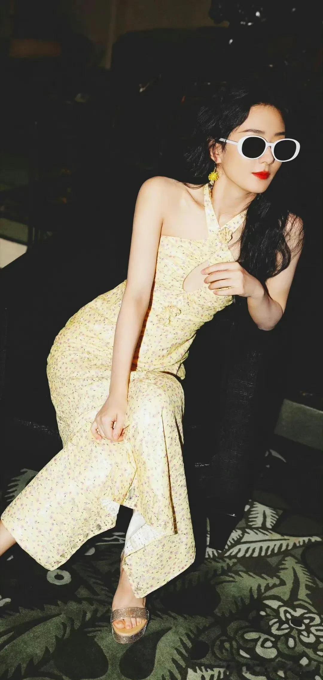 赵丽颖复古黄裙搭配大墨镜，夜晚的优雅与神秘！🌙👗🕶️