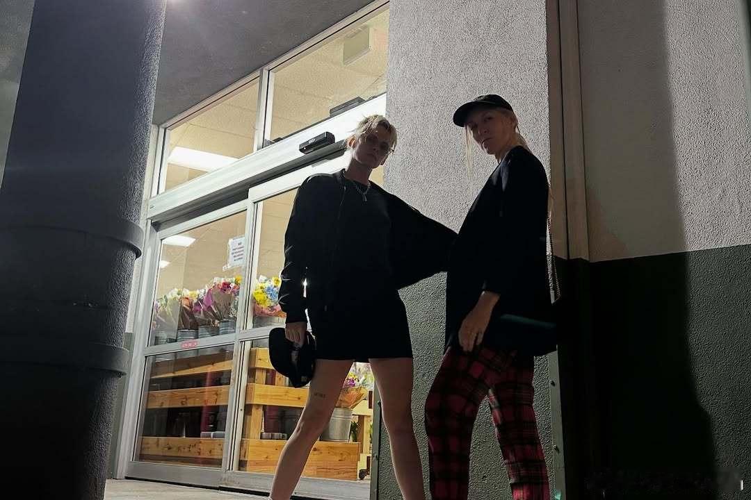 Kristen Stewart克里斯汀斯图尔特和老婆Dylan meyer的新私