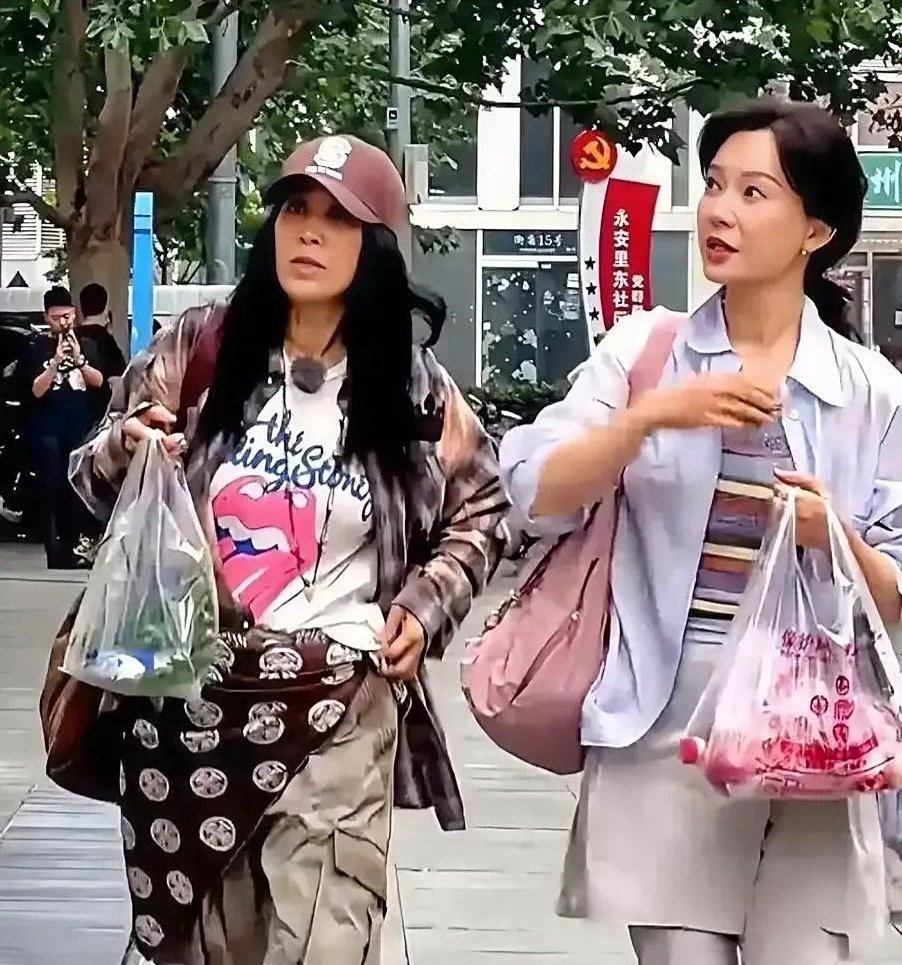 我有种强烈的预感，那英，估计是陈数这辈子，能遇到最好的CP了！节目里，两个人的魔