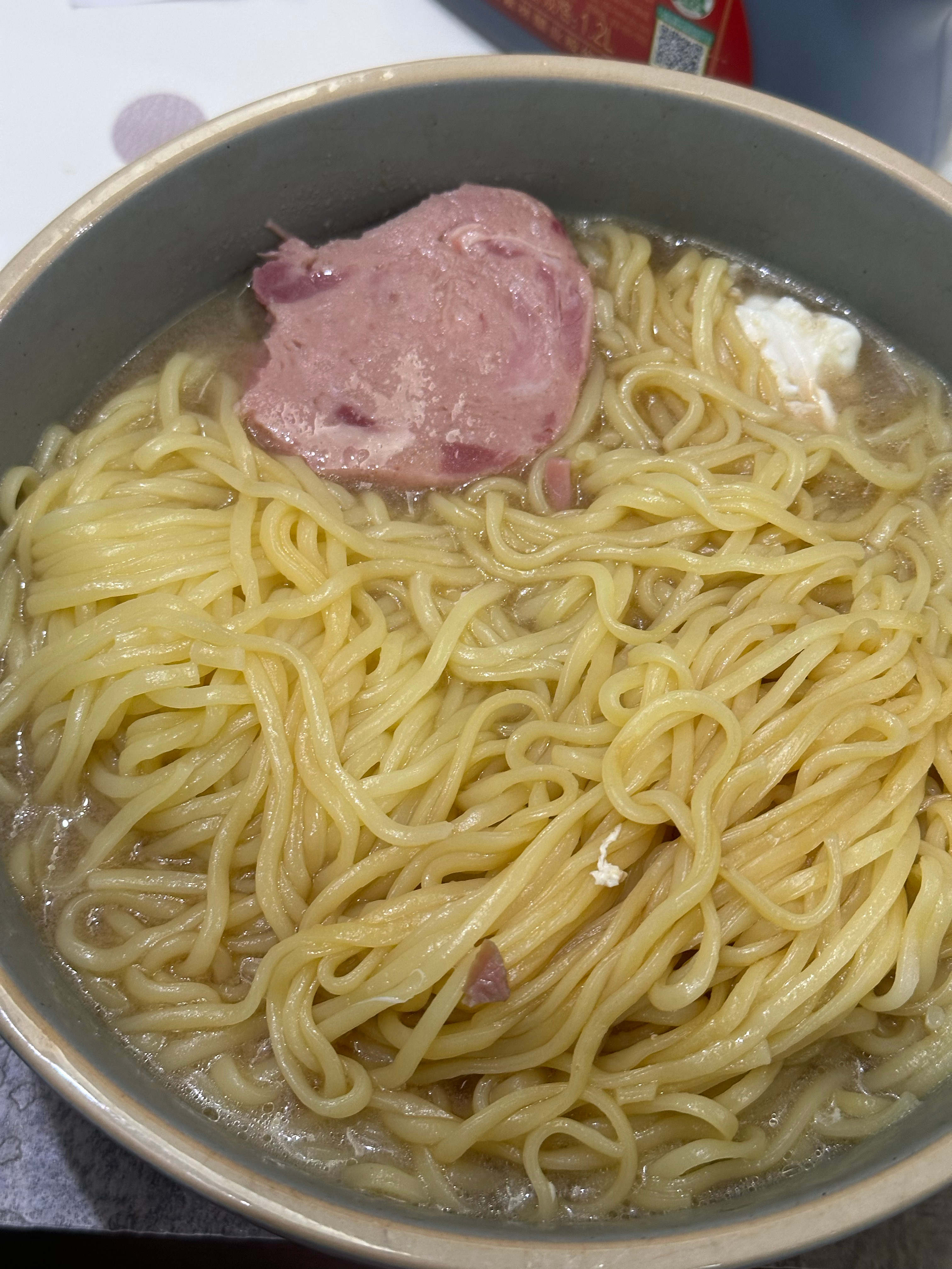 万恶虾煮了万恶舅给的泡面，好香！居然给自己加了鸡蛋、午餐肉和酱牛肉