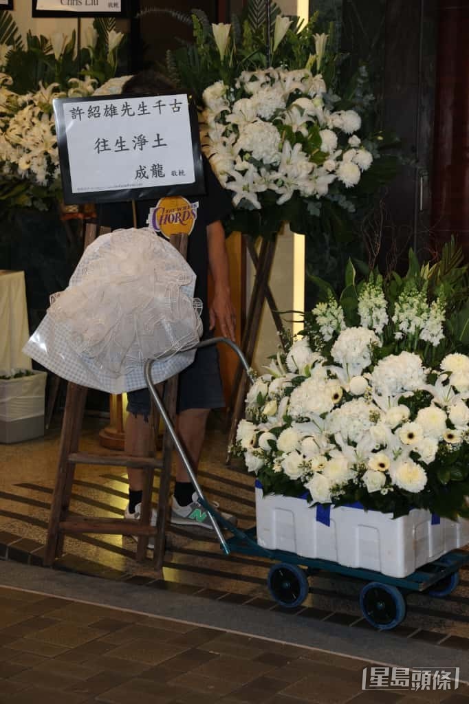 许绍雄设灵成龙古天乐宣萱吴彦祖林峯送花牌在娱乐圈打滚超过半世纪、人称「Benz雄