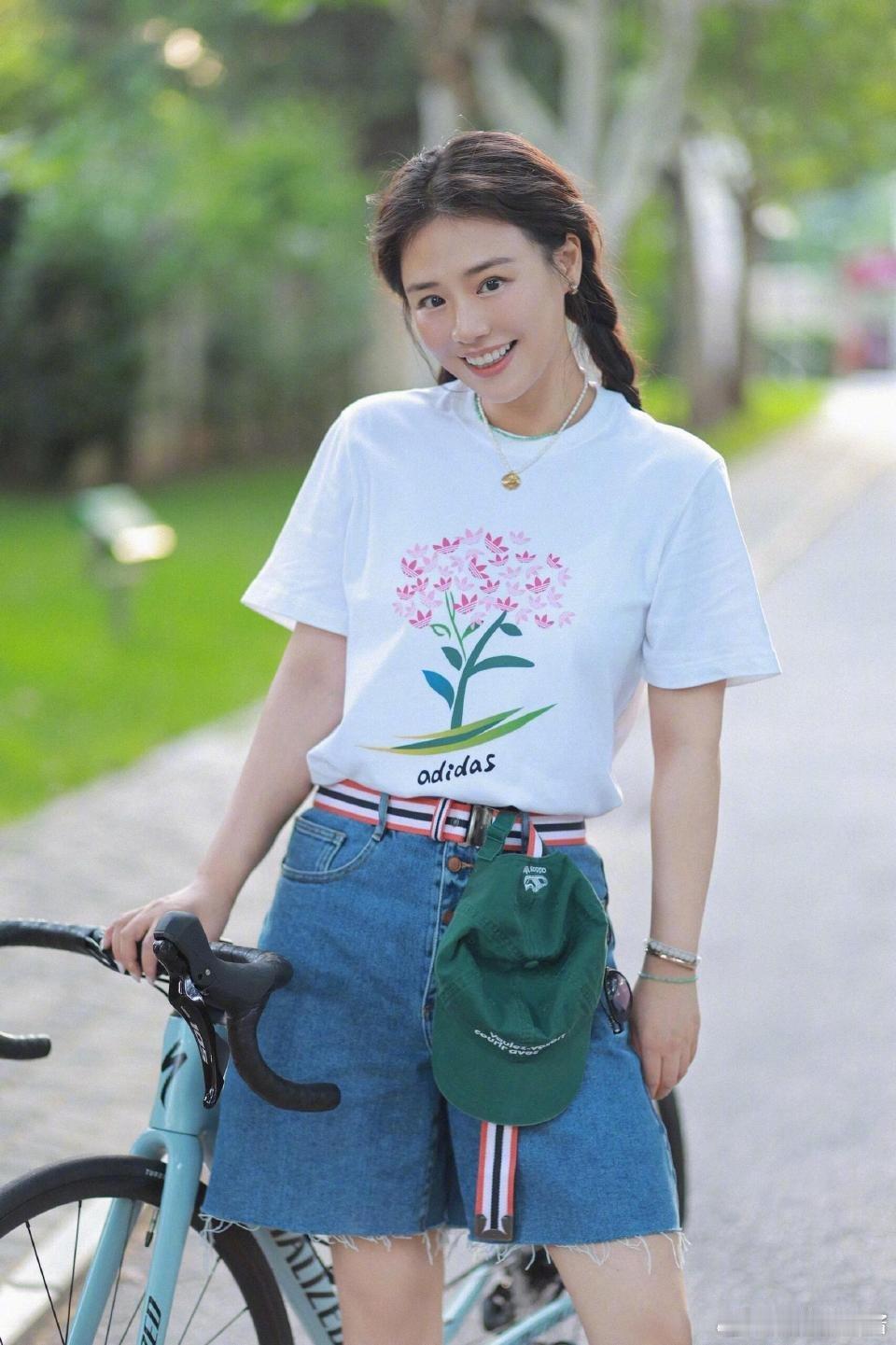 马思纯在落叶上写秋天落叶成诗，情感流转，她的文字仿佛有魔力，让秋的风都变得温柔起