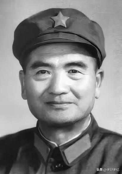 1955年，我军里面，一个叫袁庆荣的军官，被授予解放军大校军衔。当然，袁庆荣这个