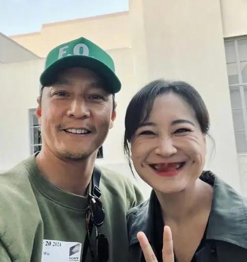这张照片中的贾玲真的把我吓一跳，
真心觉得还是胖乎乎的时候可爱。
#贾玲吴彦祖合