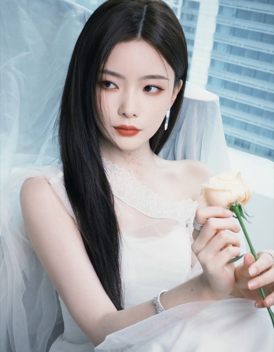 陈卓璇和白色适配度也很高，期待今天的舞台