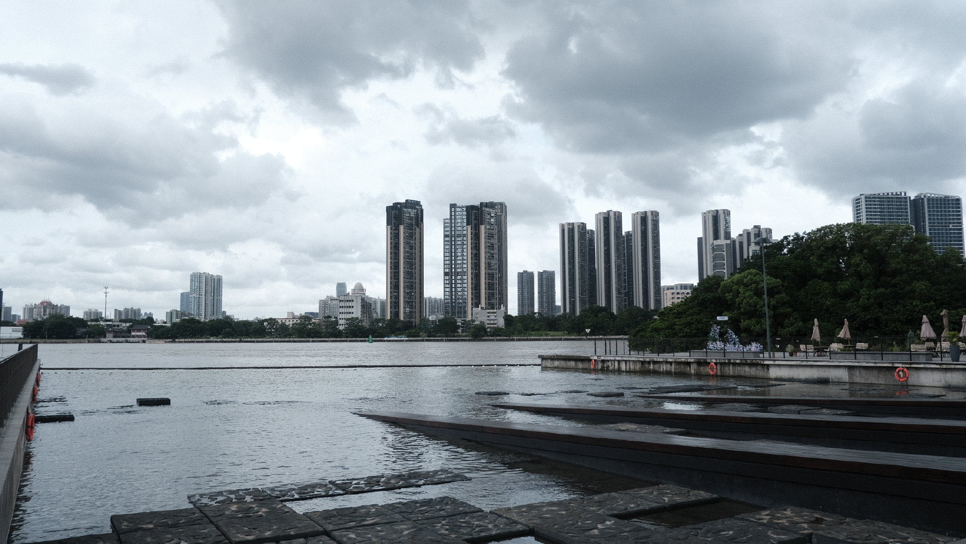我其实不太能理解暑假进京旅行这事儿。最近一直坐火车通勤北京～广州。假期到来，明显