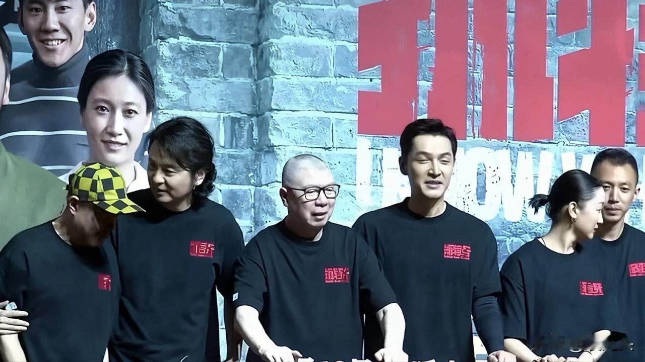 冯小刚的低头：从“小钢炮”到“温和老人”
冯小刚的经历是从美工剧务到导演到大佬的