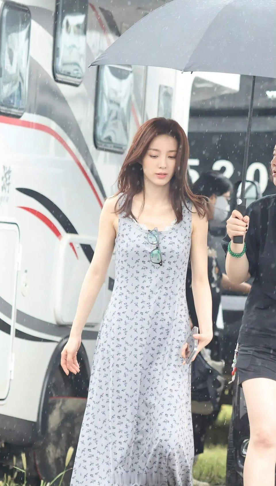 许我耀眼的衣服女二怎么差这么多 ​​​