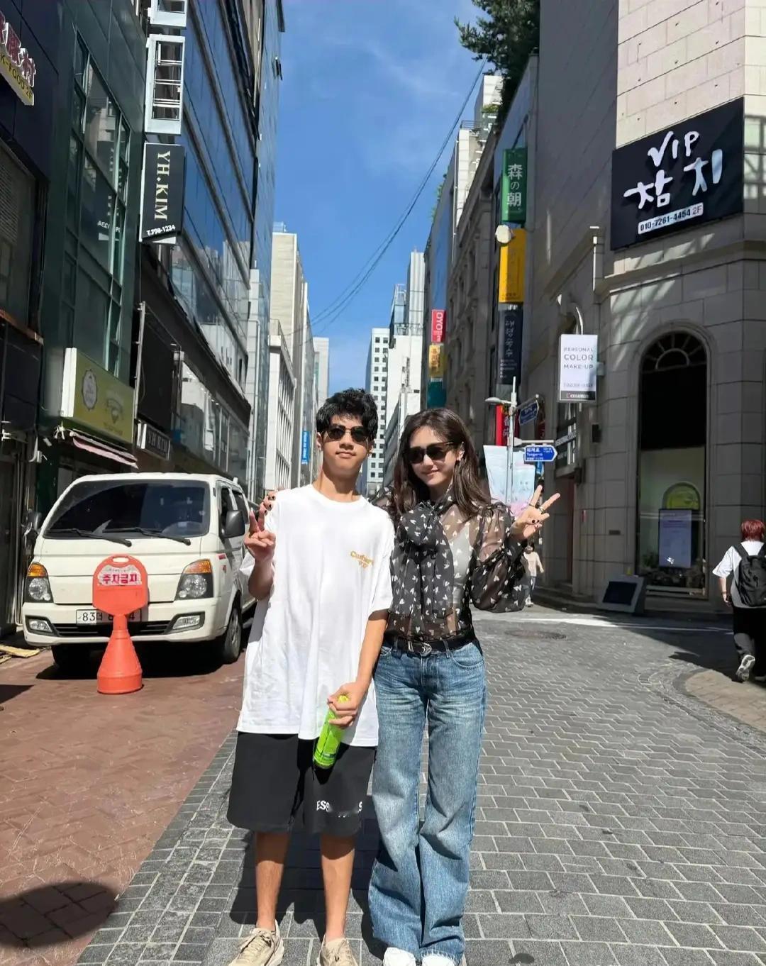 郑钧和刘芸的儿子jagger竟然都15岁了。刘芸还是跟个小姑娘一样嫩气。这娃长大