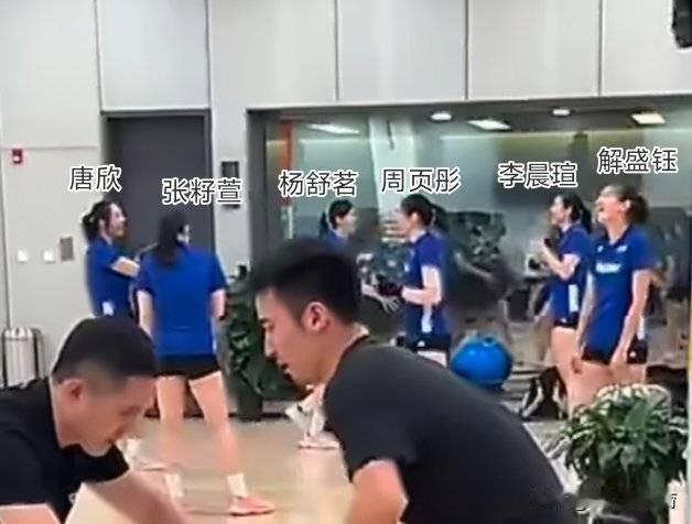 周页彤疑似仍在国家队集训。从球友针对最新的训练截图来看，疑似周页彤的队员与唐欣、