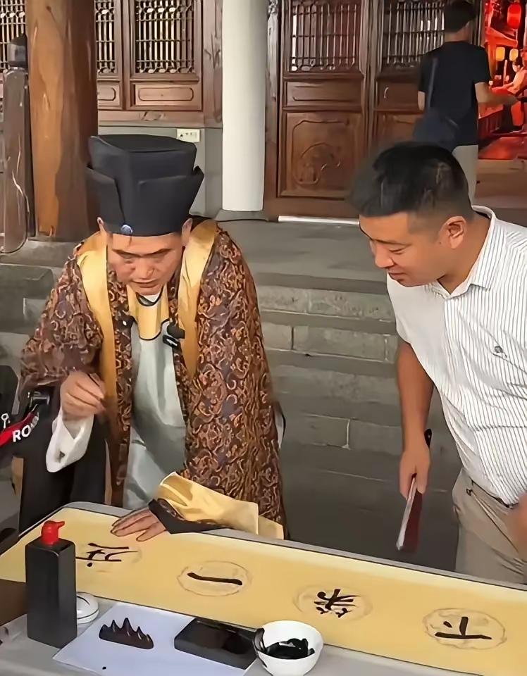 看着朱之文拿笔秀书法，我就想起赵本山的小品《公鸡下蛋》里的一句台词，“不是他的活