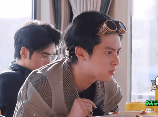 王鹤棣热量判官黄子韬颜粉必须感谢王鹤棣宇宙闪烁请注意 王鹤棣堪称热量判官，全程监