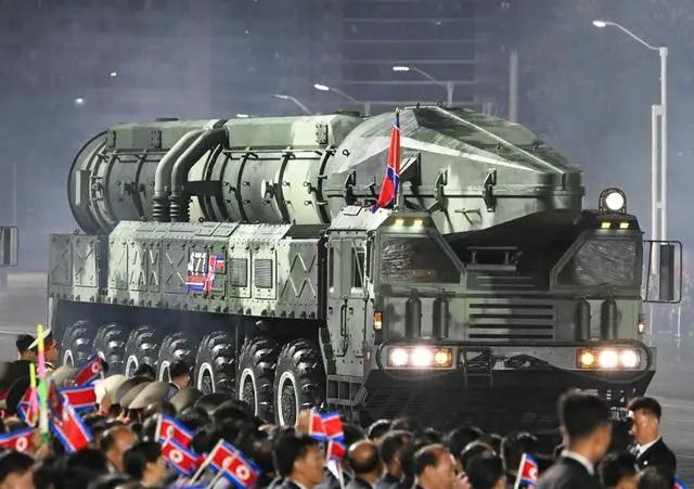 朝鲜在纪念劳动党成立80周年阅兵式上，公开展示了新型洲际弹道导弹“火星-20“，