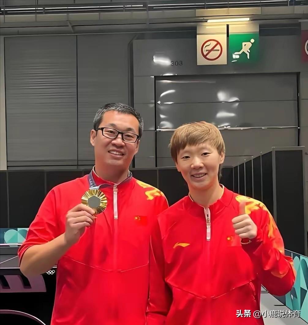 王曼昱身边的人，还是走了。
 
不是主管教练。
却陪她扛过最难时光。
弯腰捡球。