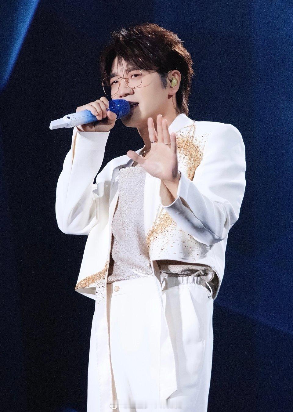 想问王铮亮时间到底去哪了时间从不停留，却在王铮亮的歌声里留下痕迹，那些悄悄逝去的