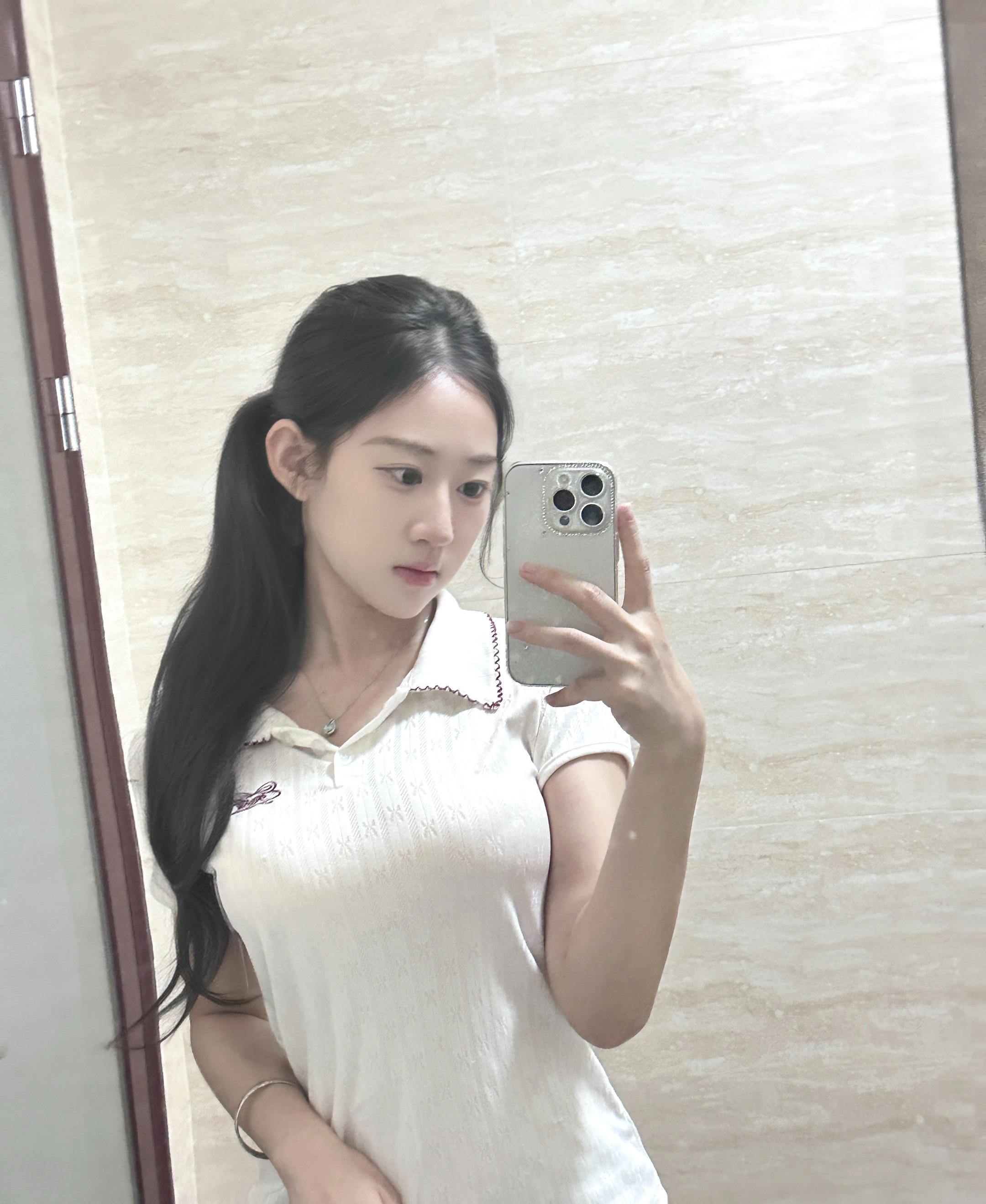 扎马尾 女大学生 对镜拍