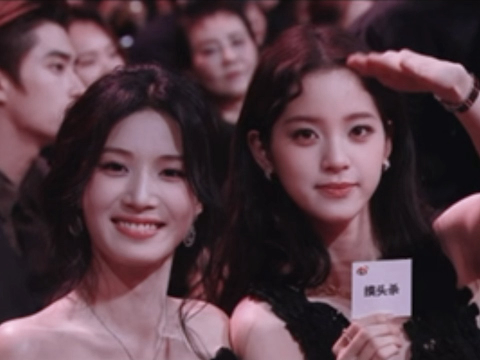 卢昱晓欧阳娜娜两个萌萌宝。。。。微博之夜内场