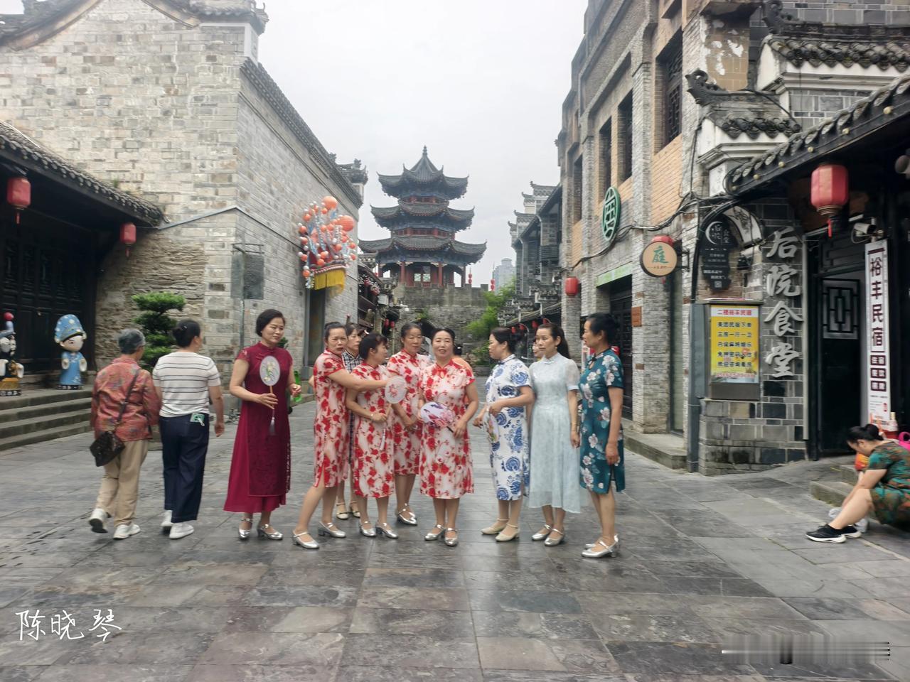 分享一张随手拍下的照片早上看见几个穿旗袍的女人和东门合影
