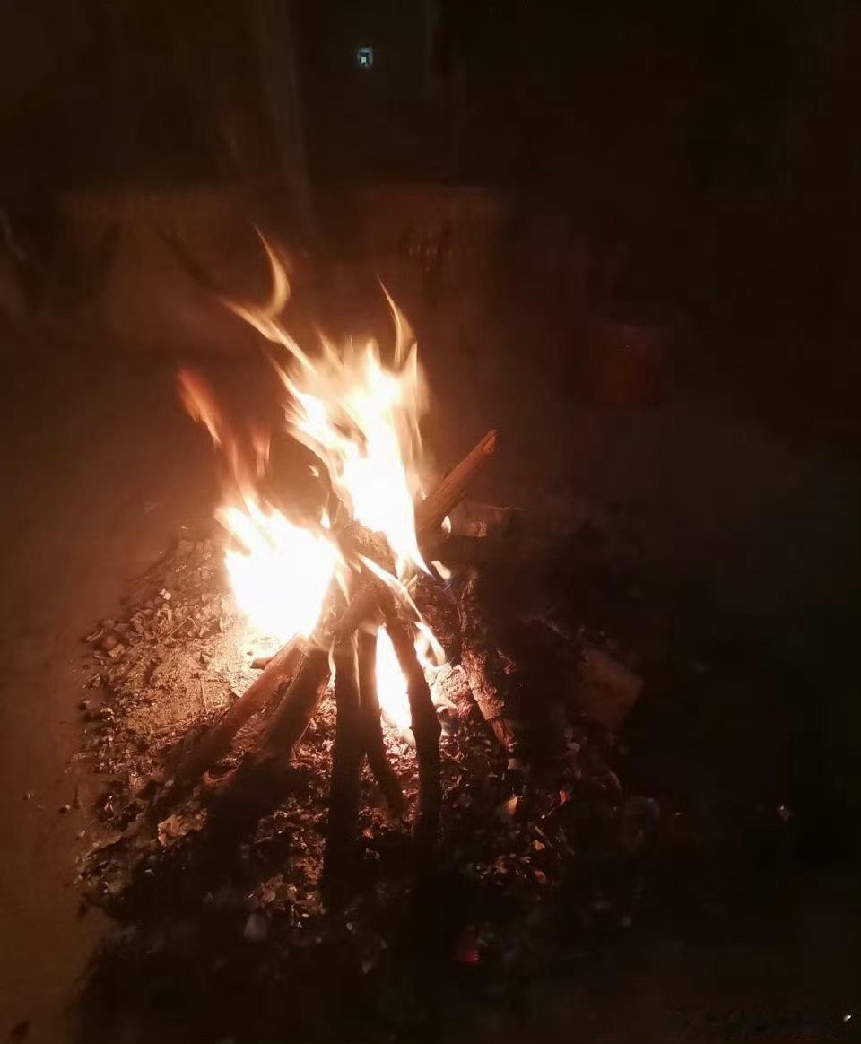 外地人过年VS贵州人过年 外地人年货清单列满页，贵州人重点囤足辣椒面；外地人拜年