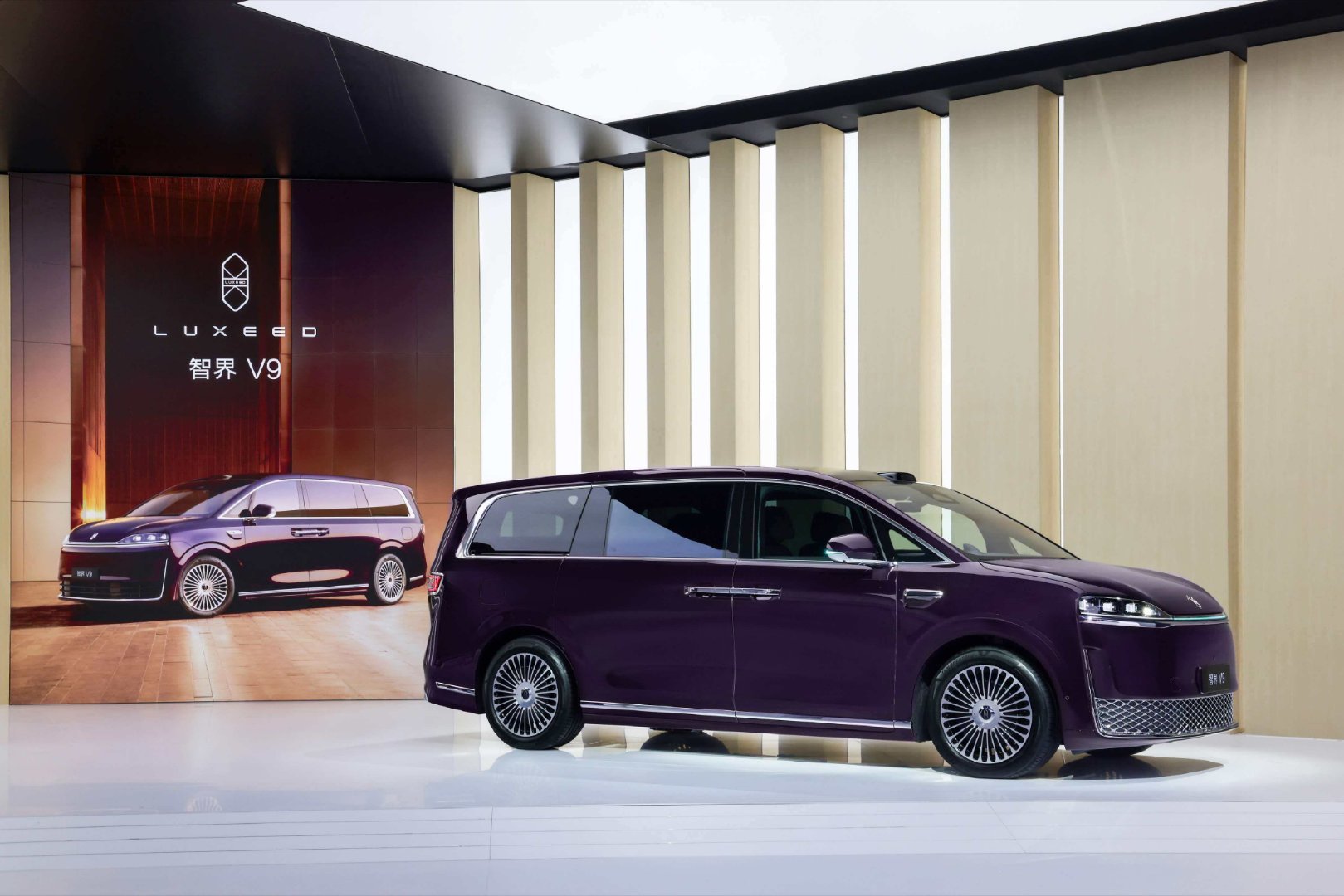 发布会开始之前先现场看看鸿蒙智行首款旗舰MPV，智界V9。华为发布会