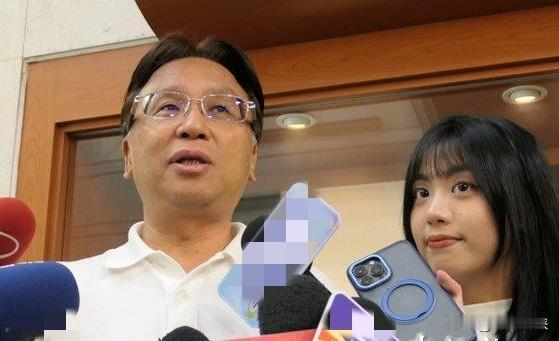 魏平政携女儿魏敬伦现身，仍然想要继续等王惠美！就在今天（9月16日），魏平政及其