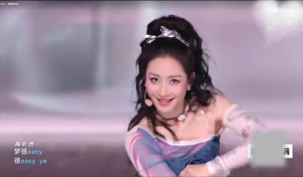 化妆师把陶昕然都发成王鸥了。

其实两个姐姐各有各的美。

只是这个脸型确实是有