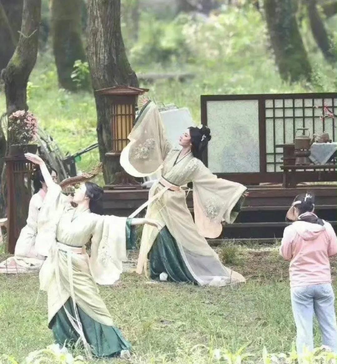 宋祖儿摊上事了，有网友发现她在电视剧《折腰》未杀青的情况下，居然又跑去拍摄《艰难